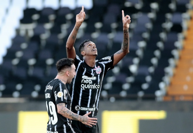 Jô acertou o canto contra o Fluminense e converteu seu quarto pênalti em oito batidas no Corinthians