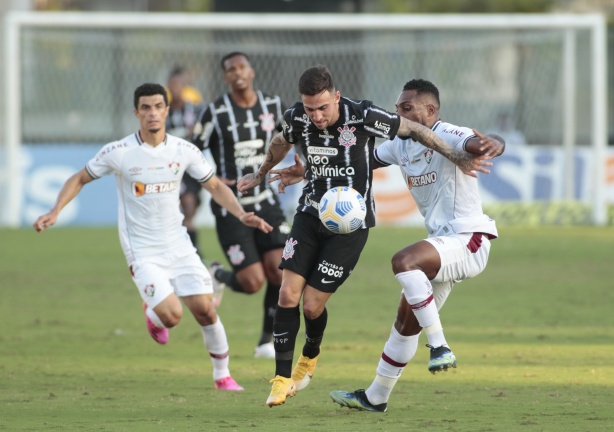Mosquito gira sobre Luccas Claro na intermediária antes de sofrer o pênalti