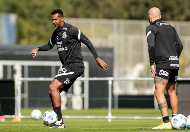 Fábio Santos comentou sobre polêmicas que envolveram nomes de companheiros de equipe