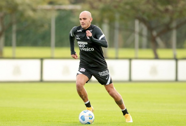 Fábio Santos falou sobre o começo de trabalho de Sylvinho