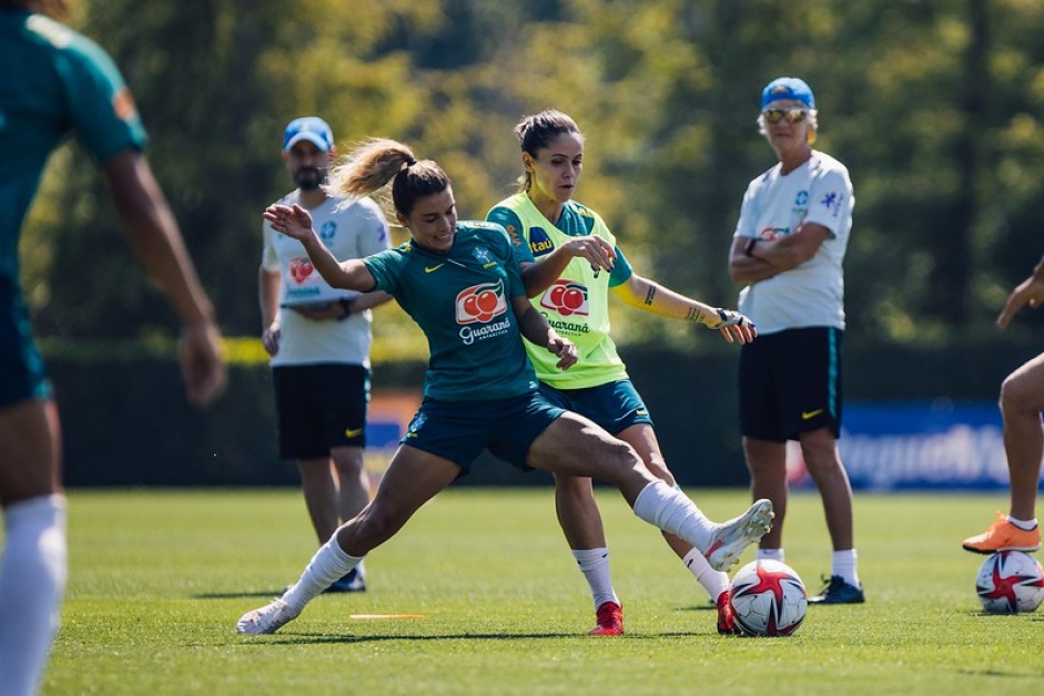 Tamires e Erika, lateral e zagueira do Corinthians, em treino preparatrio da Seleo Brasileira para os Jogos Olmpicos de Tquio