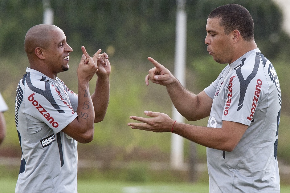 Ronaldo deu puxão de orelha em Roberto Carlos por negociar com o Palmeiras