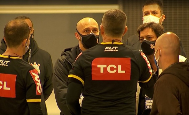 Ao final do primeiro tempo, Duilio Monteiro Alves e Alessandro foram conversar com a arbitragem