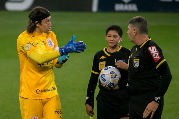 Cássio reclamando com a arbitragem ao final do primeiro tempo