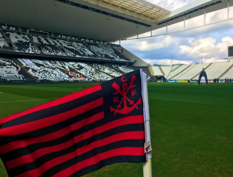 Bandeira do Flamengo substituiu a do Corinthians na Neo Qumica Arena