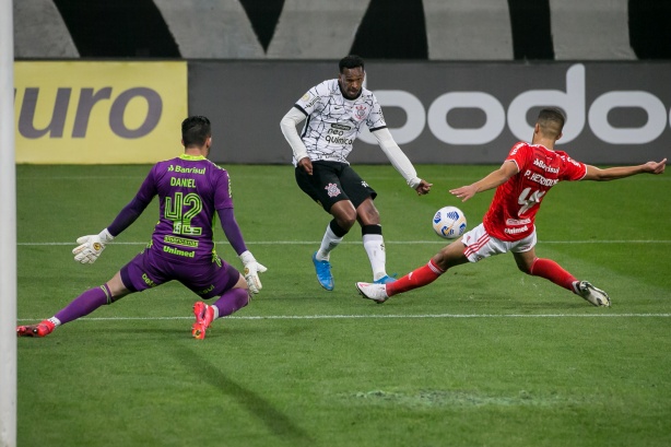 Jô anotou o gol de empate do Corinthians contra o Internacional
