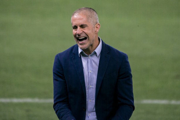 Sylvinho viu Corinthians melhor no primeiro tempo em empate contra o Internacional