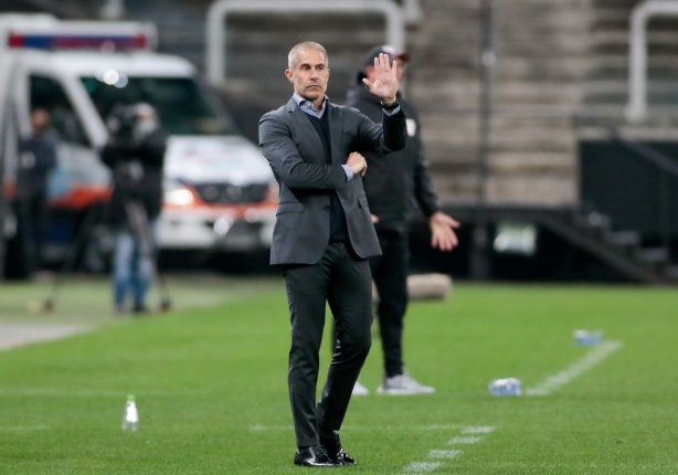 Sylvinho chegou a 11 jogos pelo Corinthians e igualou passagem pelo Lyon; aproveitamento é parecido