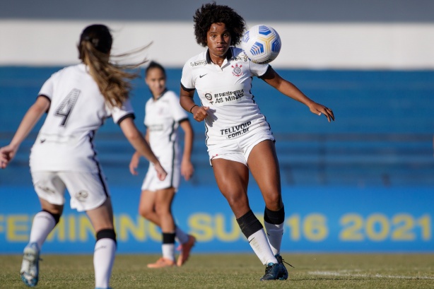 Duda Mineira foi expulsa ainda no primeiro tempo, mas o Corinthians conseguiu o empate mesmo com uma a menos