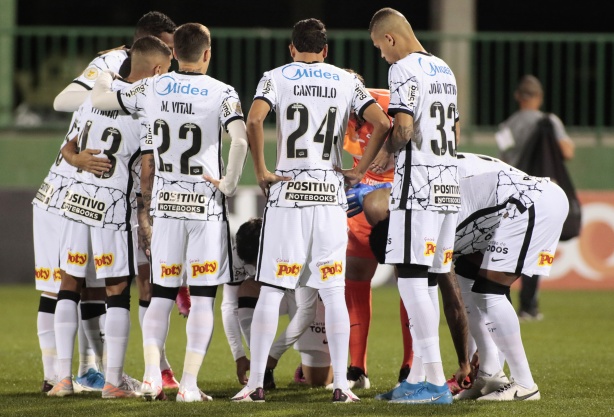 Corinthians vai bem com a bola e consegue controlar quase todos os adversários, mas se defende mal