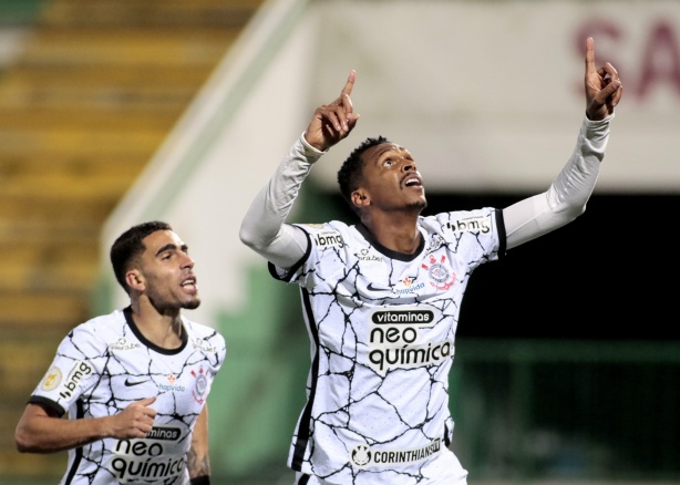 Jô marcou o gol da vitória do Corinthians sobre a Chapecoense na noite desta quinta-feira