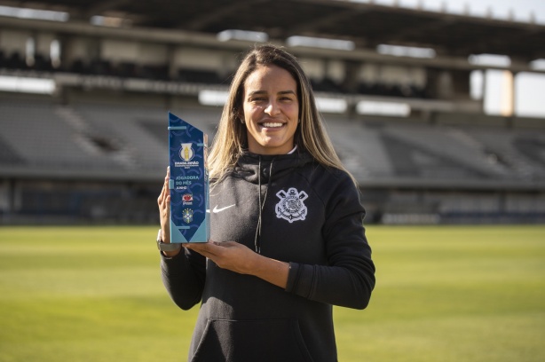 Gabi Nunes recebeu o pr�mio de melhor jogadora do m�s