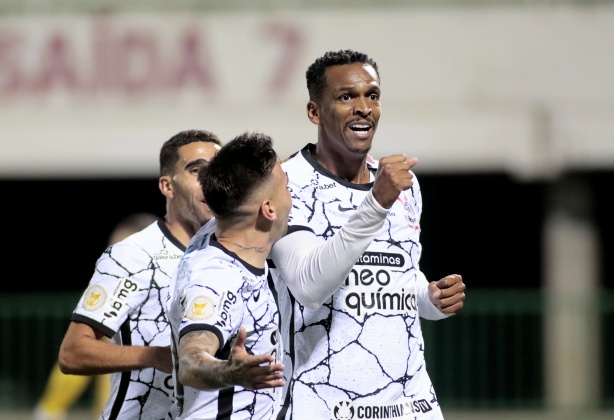 Jô melhorou sob o comando de Sylvinho
