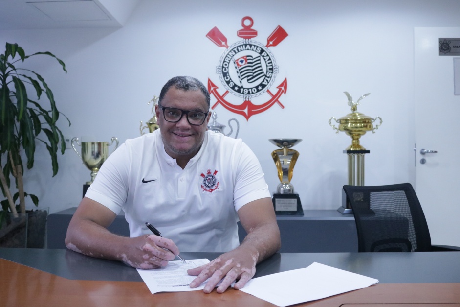 Lo Figueir  o novo treinador do basquete do Corinthians