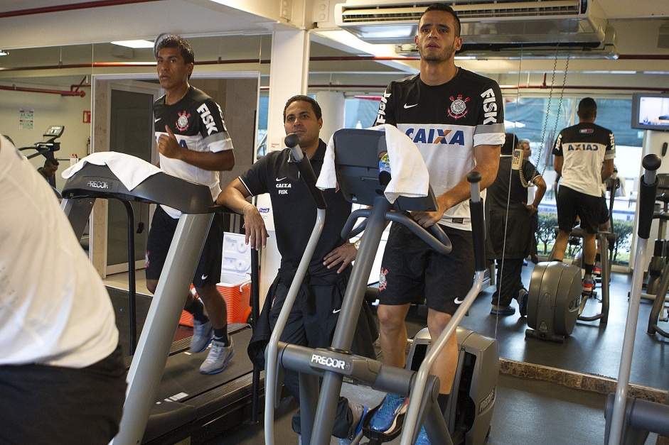 Paulinho e Renato Augusto despertam o interesse do Corinthians; dupla dividiu treinamentos em 2013...