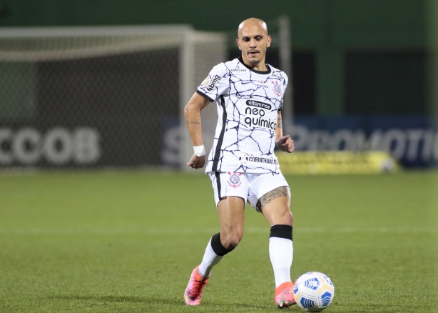 Fábio Santos disse que o elenco não reclamou da falta de contratações