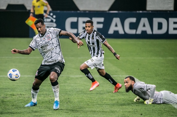 Jô perdeu ótima chance de fazer o segundo do Corinthians pouco antes da equipe sofrer a virada