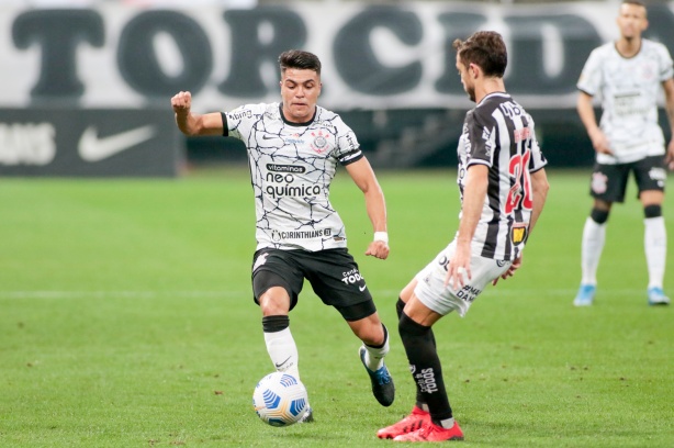 Roni voltou ao time titular do Corinthians diante do Atlético-MG