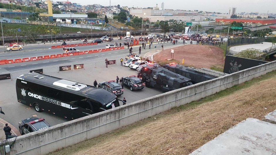 Torcida do Corinthians compareceu do lado de fora da Neo Qumica Arena antes de jogo com Atltico-MG