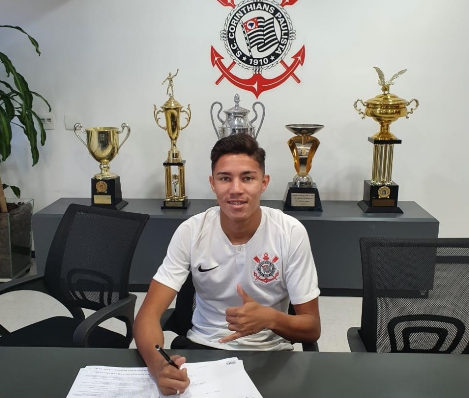 Gustavo assinou contrato at janeiro de 2022 nesta segunda-feira