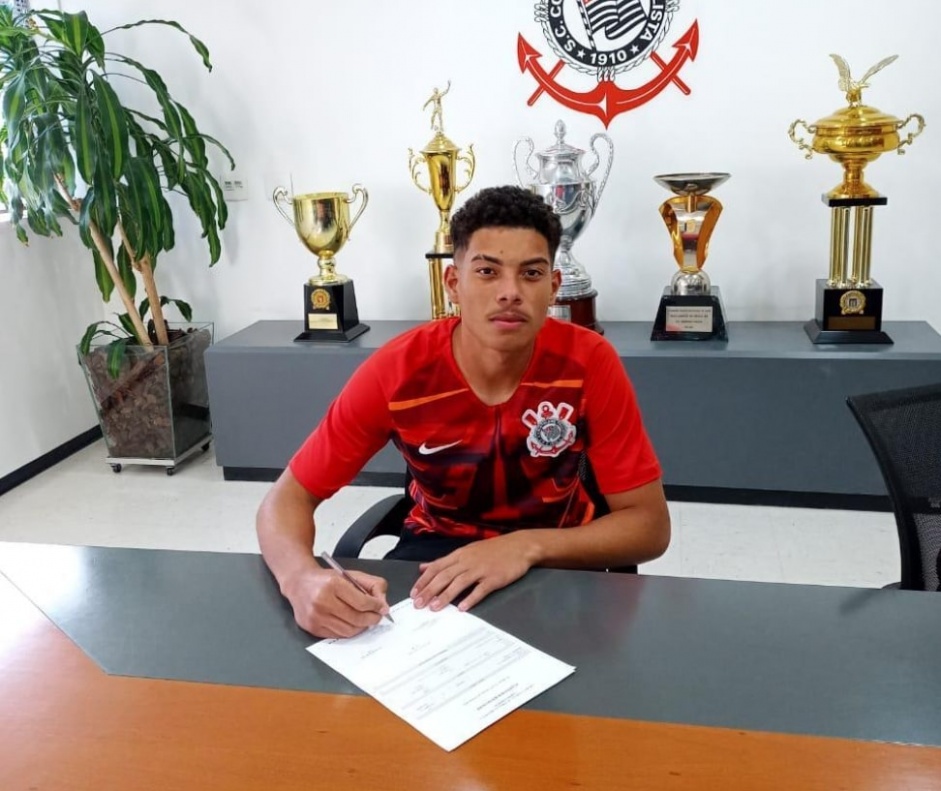 Kaue assinou seu primeiro contrato profissional com o Corinthians