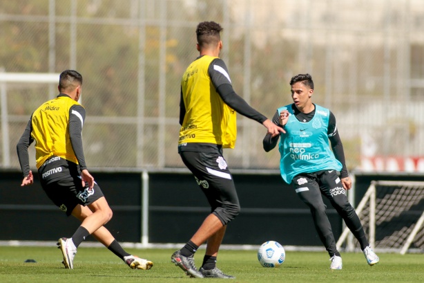 Mantuan participou da atividade com bola e ficou mais perto do retorno aos gramados