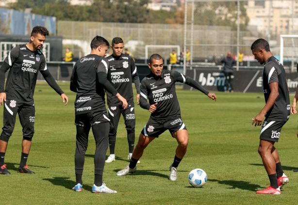 Mantuan e Léo Natel seguem no processo de retomada de condição física no Corinthians