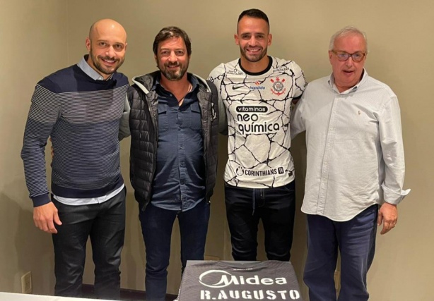 Renato Augusto foi anunciado de forma oficial pelo Corinthians