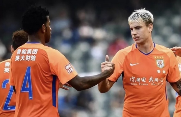 Gil e Roger Guedes foram companheiros de equipe no Shandong Luneng, da China
