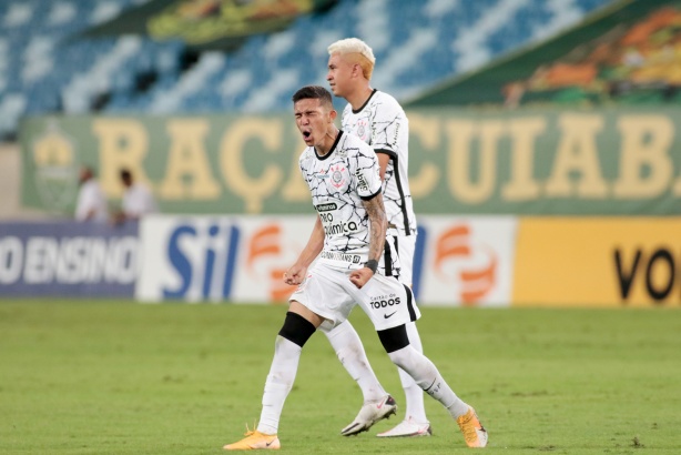 Adson foi titular pela primeira vez com Sylvinho contra o Cuiab�