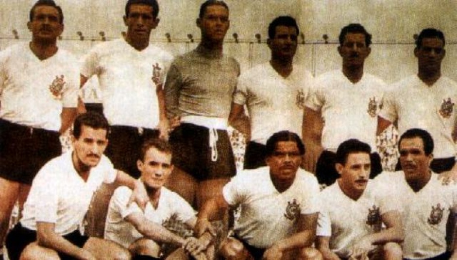 Elenco do Corinthians campeo da Pequena Taa do Mundo de 1953