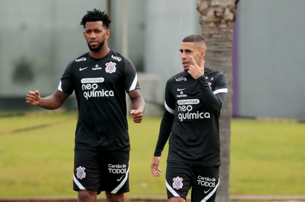 Gil e Gabriel est�o pendurados para o jogo desta noite