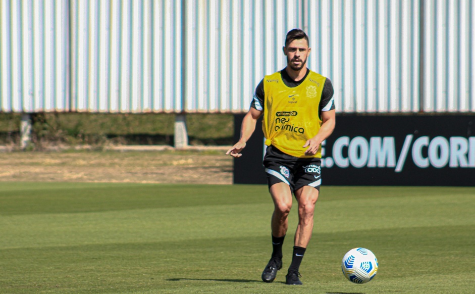 Giuliano treinou com bola nesta tera-feira no Corinthians
