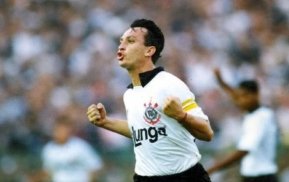 Neto marcou os dois primeiros gols com a camisa do Corinthians h 32 anos