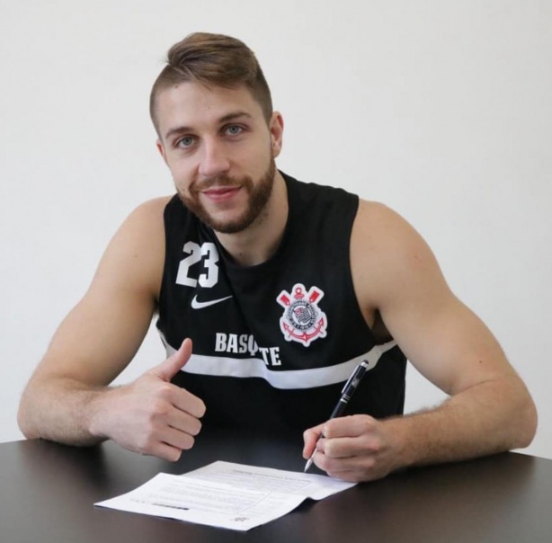 Corinthians renovou com Lucas Siewert