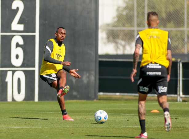 Raul Gustavo sentiu o joelho direito e fez trabalho na parte interna do CT