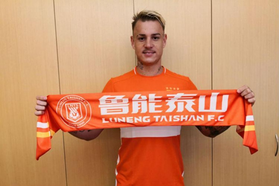 Roger Guedes, de 24 anos, est de sada do Shandong Taishan; atacante, porm, tem um valor alto para receber dos chineses