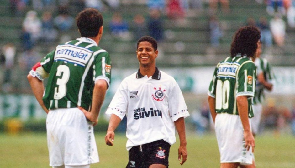 Marcelinho Carioca foi o autor do gol alvinegro no primeiro jogo da deciso do Campeonato Paulista de 1995
