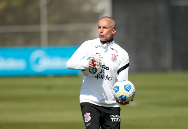 Técnico Sylvinho realizou o quarto dia de treinamentos para enfrentar o Flamengo nesta sexta-feira