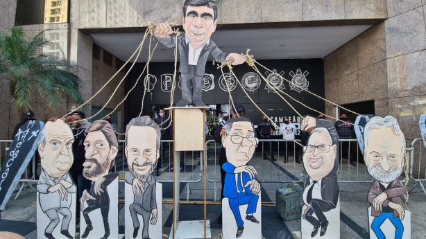 Arte mostra Andr�s como mestre manipulando marionetes na frente do Parque S�o Jorge