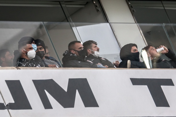 Giuliano e Renato Augusto acompanharam a partida entre Corinthians e Flamengo diretamente da Neo Qu�mica Arena