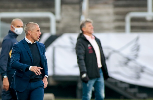 Sylvinho n�o pensa em mudar o esquema t�tico do Corinthians