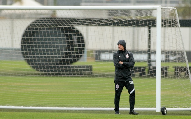 Sylvinho tem 16 jogos no comando do Corinthians, com mais derrotas (seis) do que vit�rias (quatro), al�m de seis empates; saldo de gols tamb�m � negativo (12x16) e o aproveitamento � de 37,5%