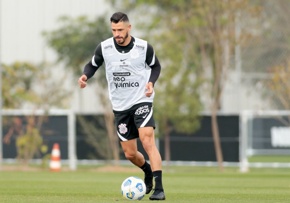 Giuliano est liberado para atuar com a camisa do Corinthians
