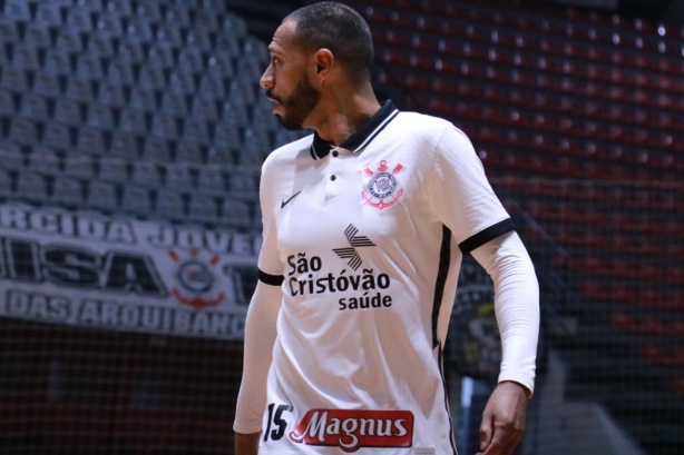 Melhor jogador de futsal do mundo revela carinho pelo Corinthians: 'Sou do  bando de loucos