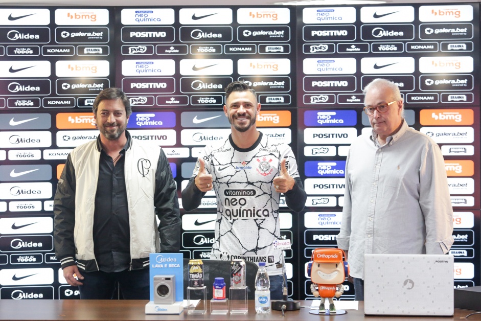 Giuliano foi oficialmente apresentado como jogador do Corinthians nesta quarta-feira