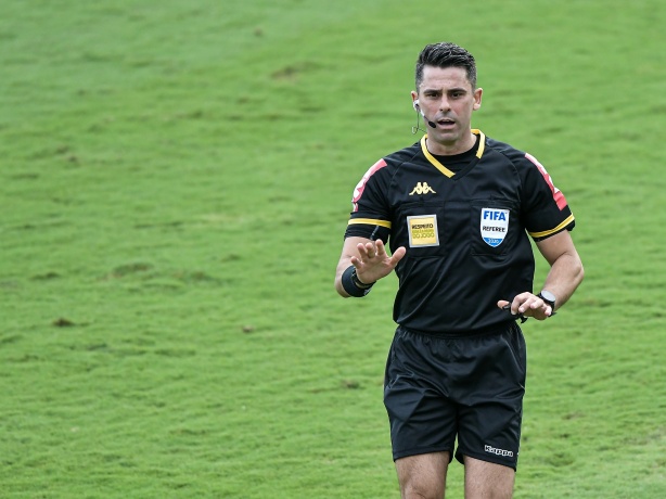 Flavio Rodrigues de Souza comando o apito no cl�ssico entre Corinthians e Santos