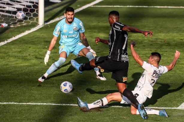 J� chegou a marcar gol no cl�ssico deste domingo, mas o VAR assinalou impedimento na jogada