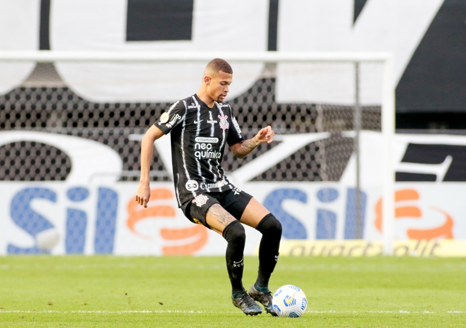 Joo Victor voltou a ser destaque positivo da defesa do Corinthians no clssico contra o Santos