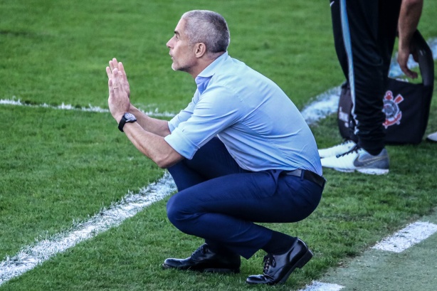 Sylvinho explicou o motivo da entrada de Vitinho no lugar de Giuliano